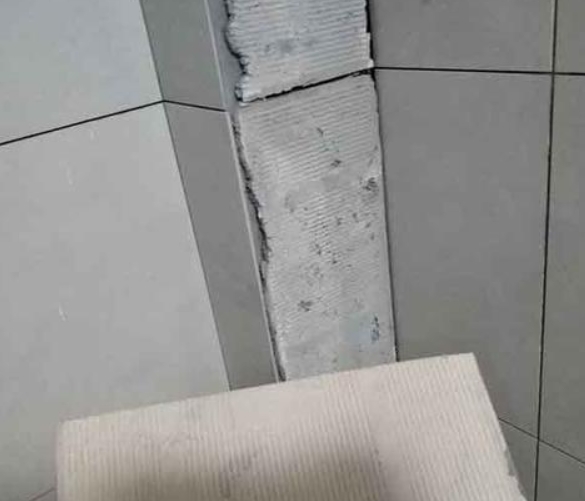 望江瓷砖空鼓维修公司分享下厨房瓷砖脱落的补救措施。